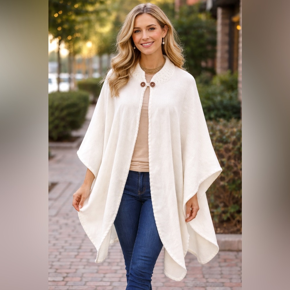 ECUADOR Women’s Ivory Handmade Super Soft Alpaca Poncho Cape Shawl Onesize